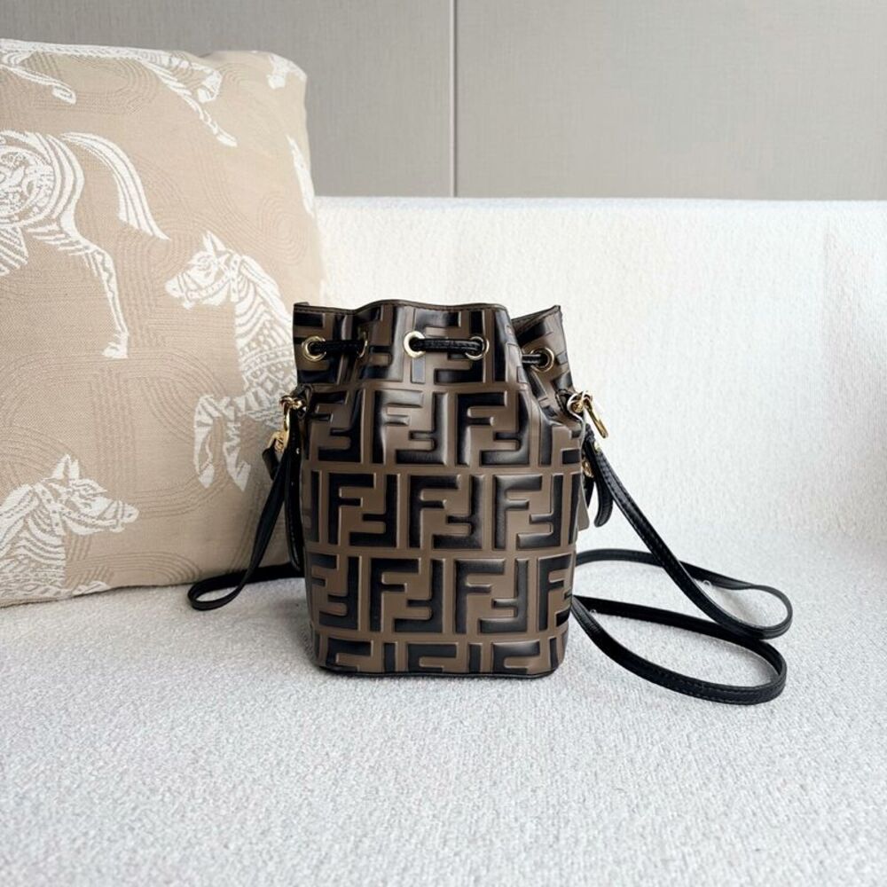 Fendi Women Pre-Loved Bag Very Good Condition - Picture 3 of 9